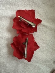 Set of 2 Women’s Red Fabric Flower Floral Hair Clips Metal Alligator Backs