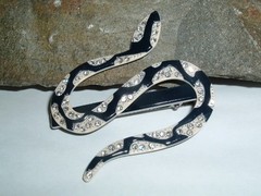 BLACK WHITE AND RHINESTONE WINDING SNAKE LUCITE HAIR CLIP NEW W TAGS