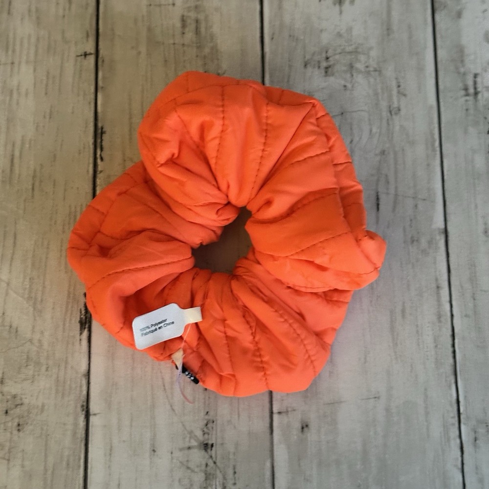 NEW WITH TAGS FREE PEOPLE ORANGE OVERSIZED QUILTED SCRUNCHIE WOMENS HAIR TIE