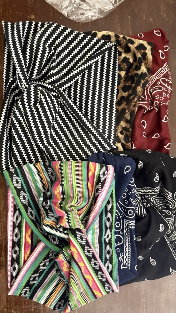 Description New 6-piece set of elastic knot headbands.